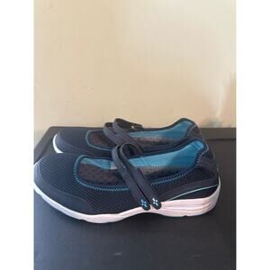 L.L. BEAN Women's size 9.5M
Navy Blue Slip-on Mesh Shoes
Sneakers w/ 2 Straps EC